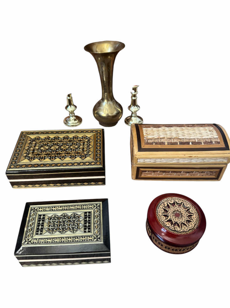 Photo 1 of 120
ASSORTED HOME DECOR, HOME ESSENTIALS, FLOWER VASE, BASKET, DIAMOND SHAPED PAPER WEIGHT, SMALL BRASS VASE, SMALL WOODEN JEWELRY BOXES, SMALL CANDLE HOLDER WITH CANDLES, SILVER-PLATED BASKET, AND BOWL 

BASKET
D11” X H5”