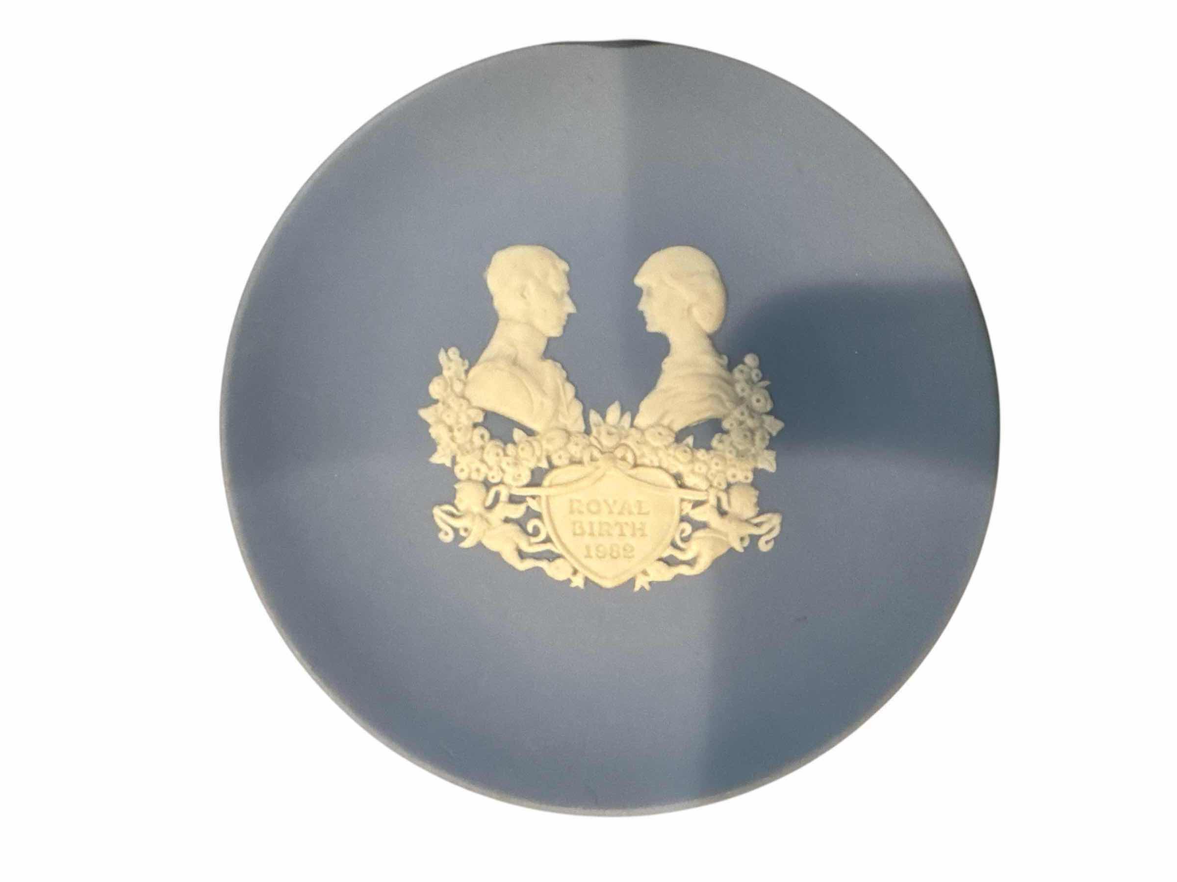 Photo 1 of 120- VARIOUS VINTAGE ITEMS TO INCLUDE WEDGEWOOD MINIATURE BIRTH PLATE