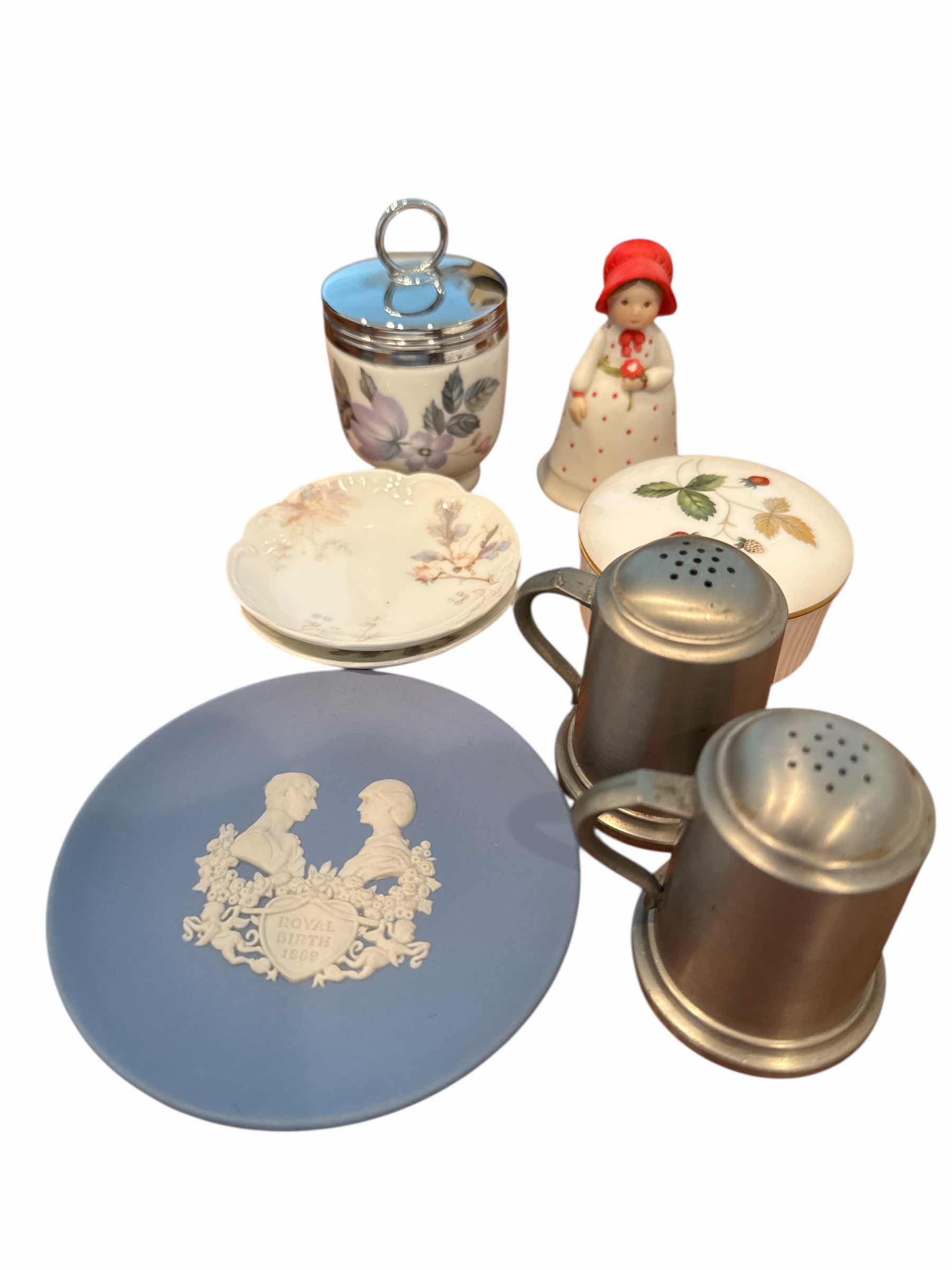 Photo 1 of 120- VARIOUS VINTAGE ITEMS TO INCLUDE WEDGEWOOD MINIATURE BIRTH PLATE