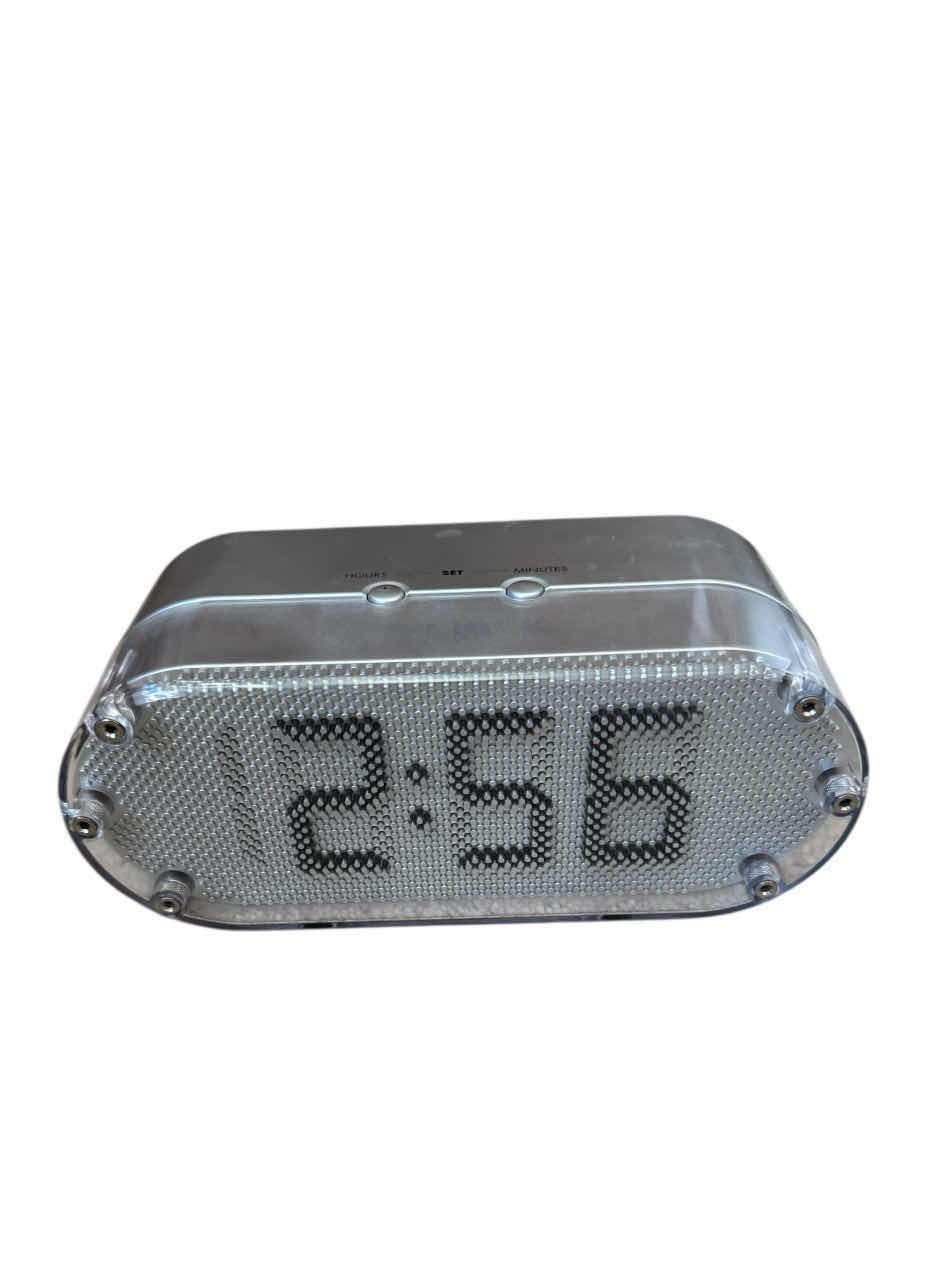 Photo 1 of 25
VINTAGE 70’S BATTERY OPERATED PINCLOCK, GRAY/SILVER 

4” X 8.5” X H3.5”