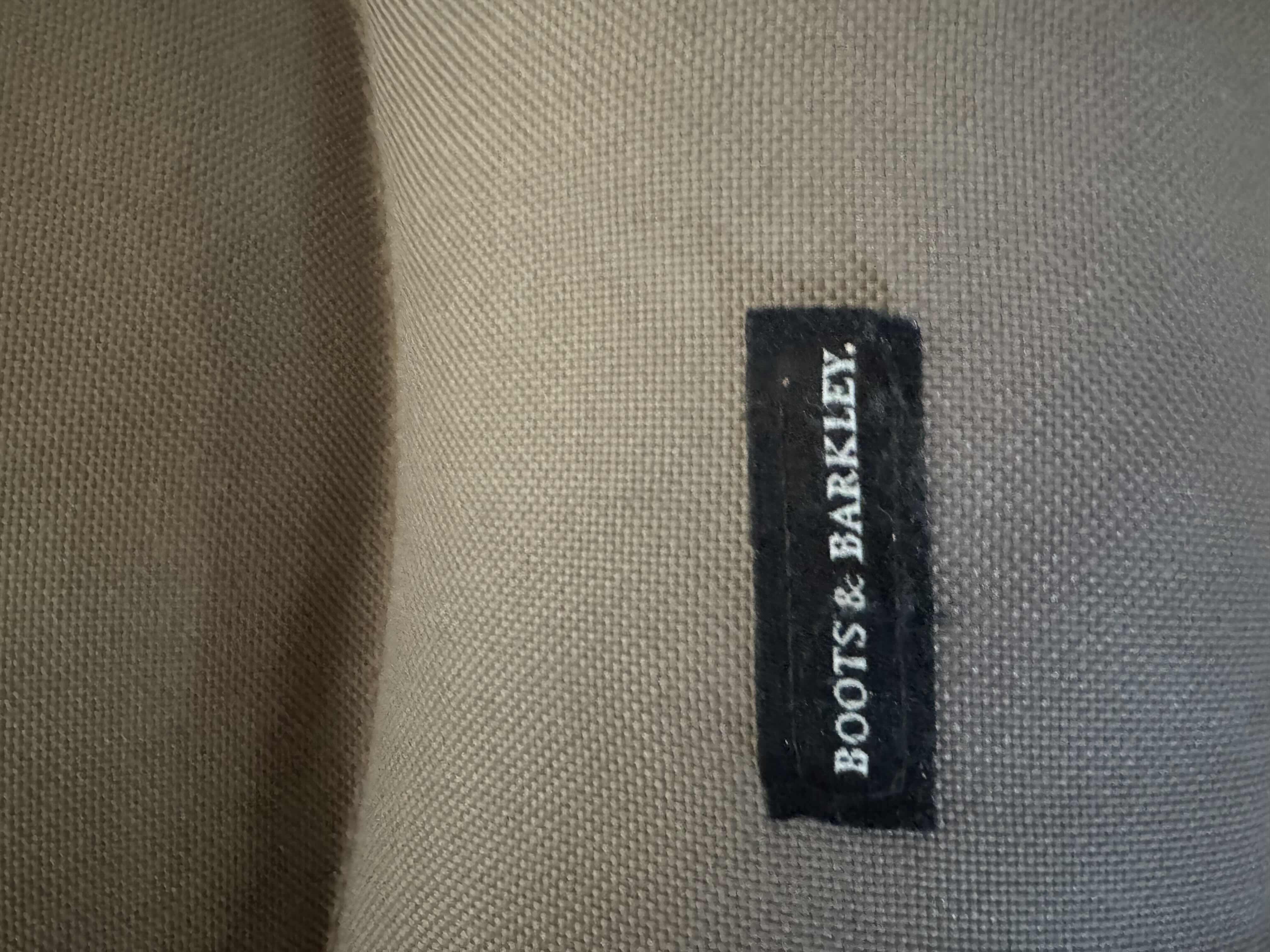 Photo 2 of 50
DOG/CAT BED AND 2 NEW THROW BLANKETS. PET ESSENTIALS. TAN/BROWN

DOG/CAT BED
23” X 36” X H3”