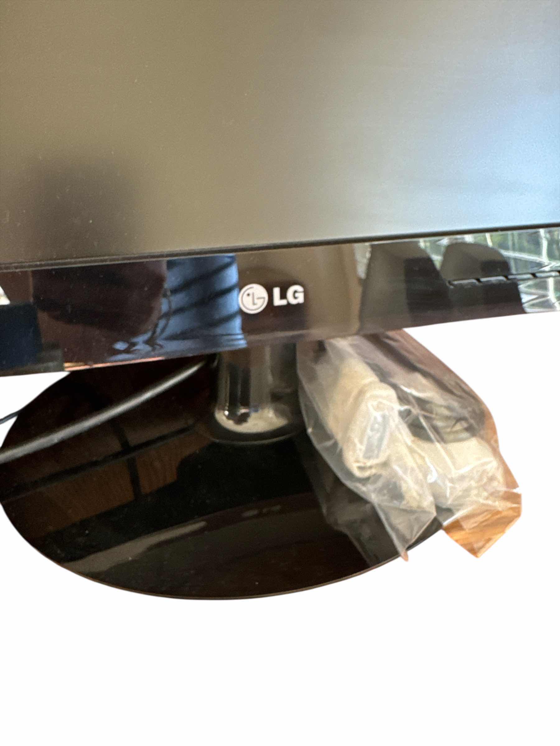 Photo 2 of LG 20” FLATRON W2040 MONITOR