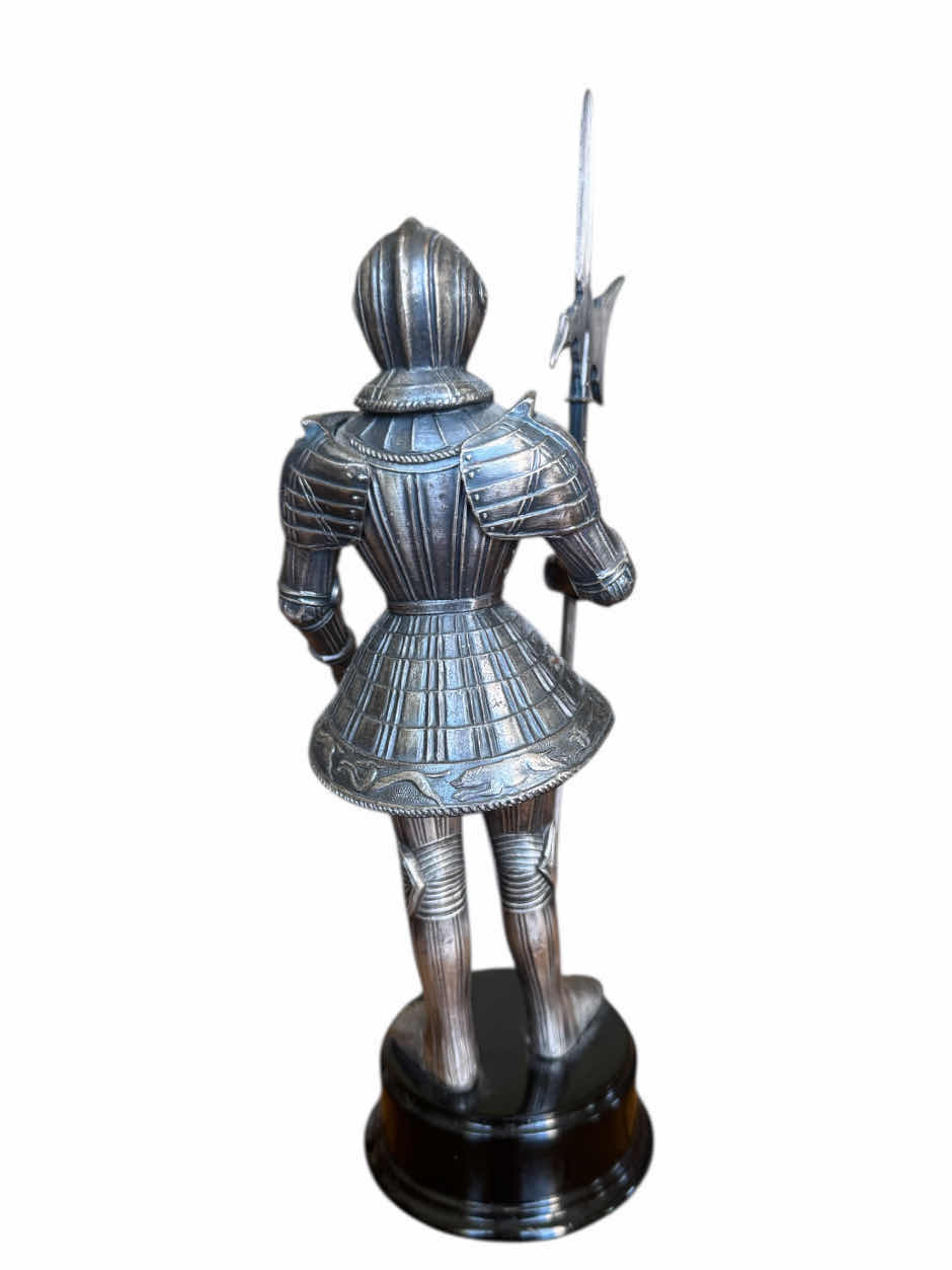 Photo 3 of 100
VINTAGE MARTO OF TOLEDO KNIGHT WITH HALBERD, METAL WITH SILVER FINISH, MEDIEVAL TIMES, ARTWORK, ART COLLECTION, FIGURINE 

D3” X H10.75”