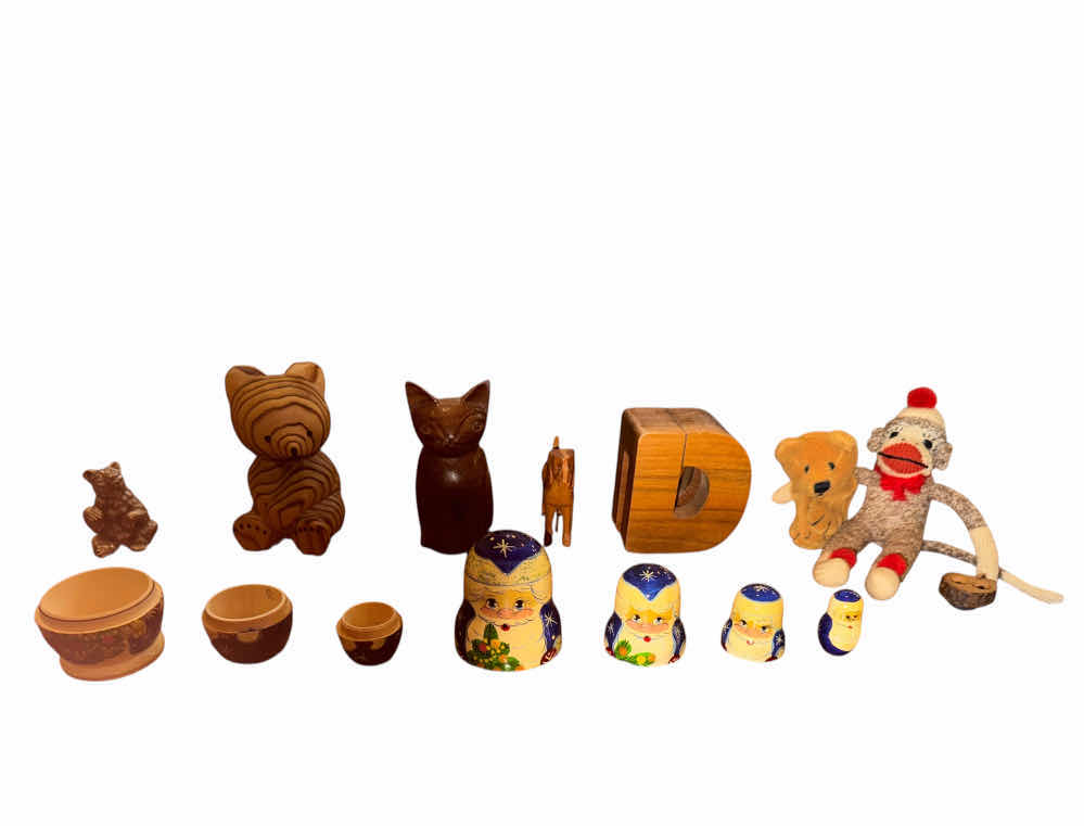 Photo 1 of 200
VINTAGE RUSSIAN NESTING DOLL SANTA CLAUSE, SOCK MONKEY, BEAR, DOG, CAT, ASSORTED TOYS, COLLECTABLE, TOY COLLECTION, WOODEN AND METAL TOYS

NESTING/RUSSIAN DOLL
H3.5”