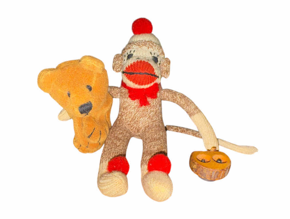 Photo 1 of 200
VINTAGE RUSSIAN NESTING DOLL SANTA CLAUSE, SOCK MONKEY, BEAR, DOG, CAT, ASSORTED TOYS, COLLECTABLE, TOY COLLECTION, WOODEN AND METAL TOYS

NESTING/RUSSIAN DOLL
H3.5”