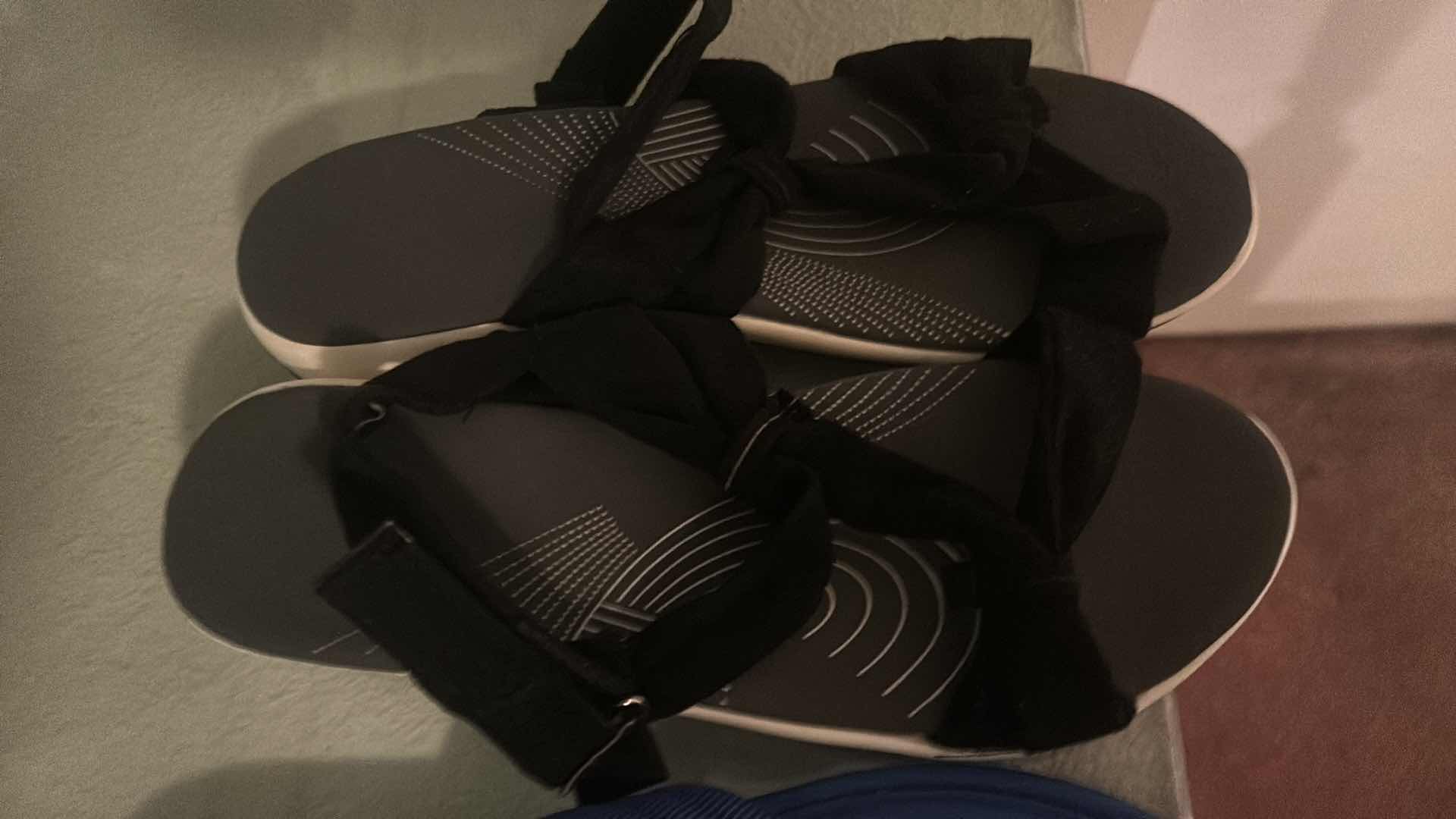 Photo 1 of 3 PAIRS FLIP FLOPS WOMENS 9