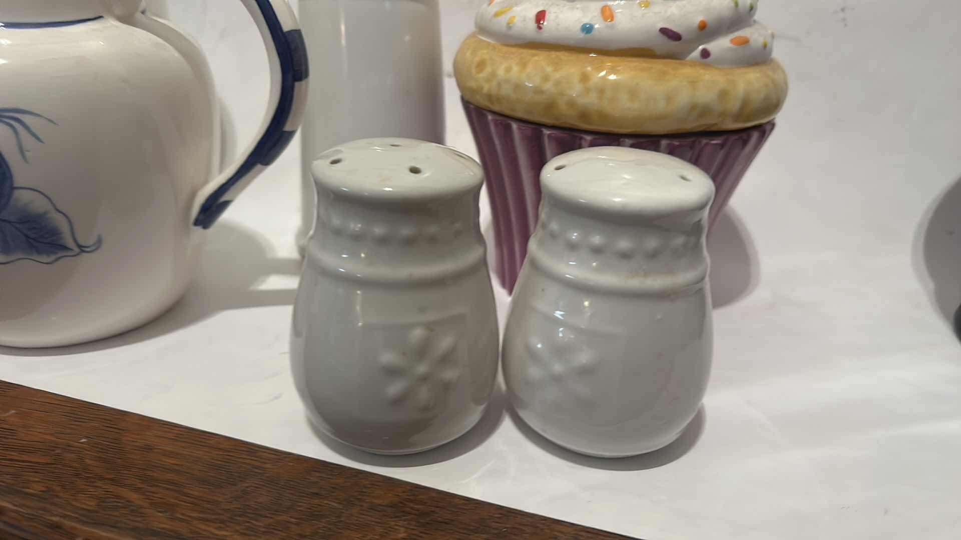 Photo 1 of KITCHEN ITEMS - INCLUDING CORNING WARE
