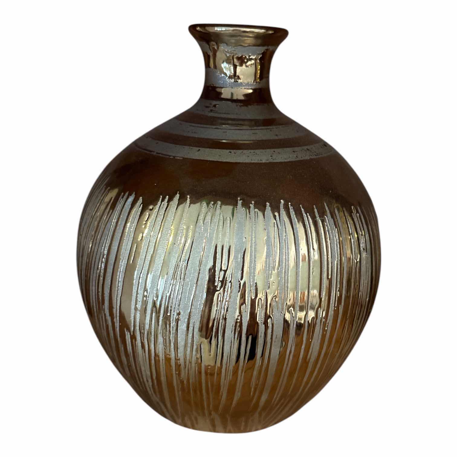 Photo 1 of (3)PCS DECORATIVE GOLD ACCENT CERAMIC VASES H10”