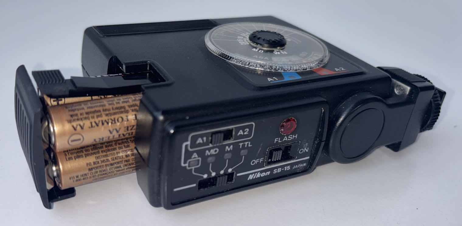 Photo 1 of VINTAGE NIKON SB-15 SPEEDLIGHT SHOE MOUNT CAMERA FLASH W CASE