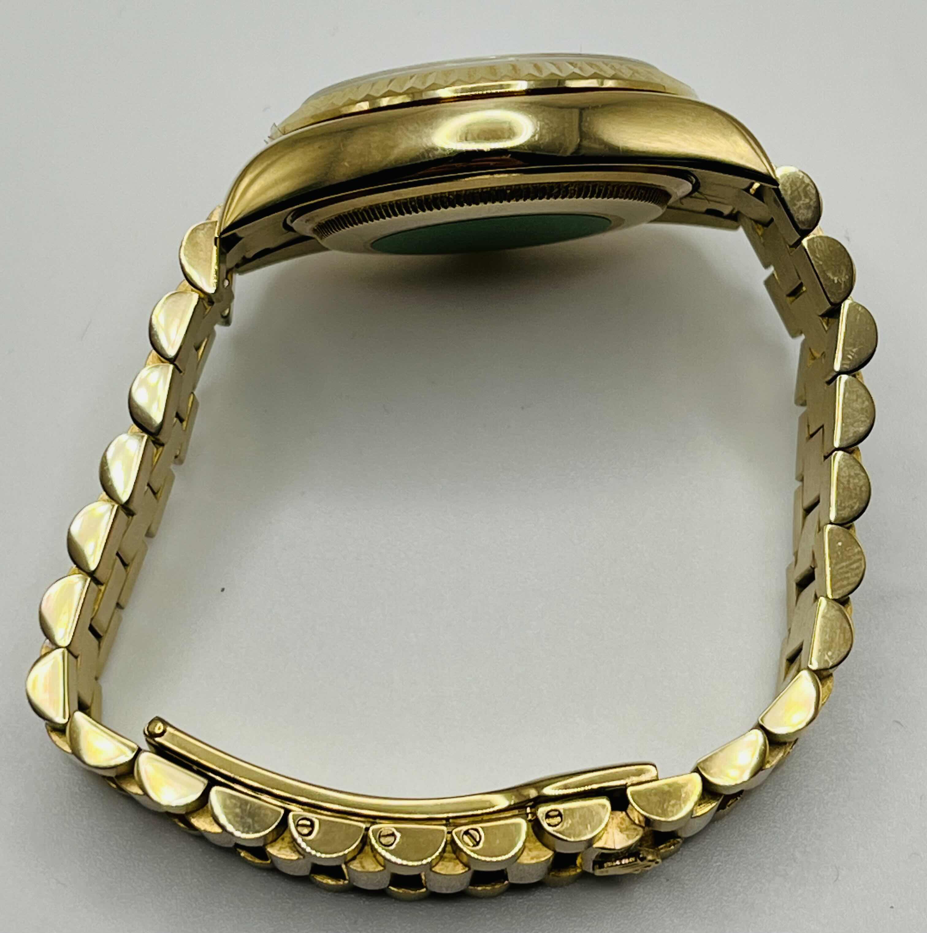 Photo 4 of ROLEX OYSTER PERPETUAL DAY-DATE  YELLOW GOLD FINISH REPLICA MENS WATCH SIZE S-M (GENEVA SWISS MADE STEELINOX ROLEXS CLS 72200)