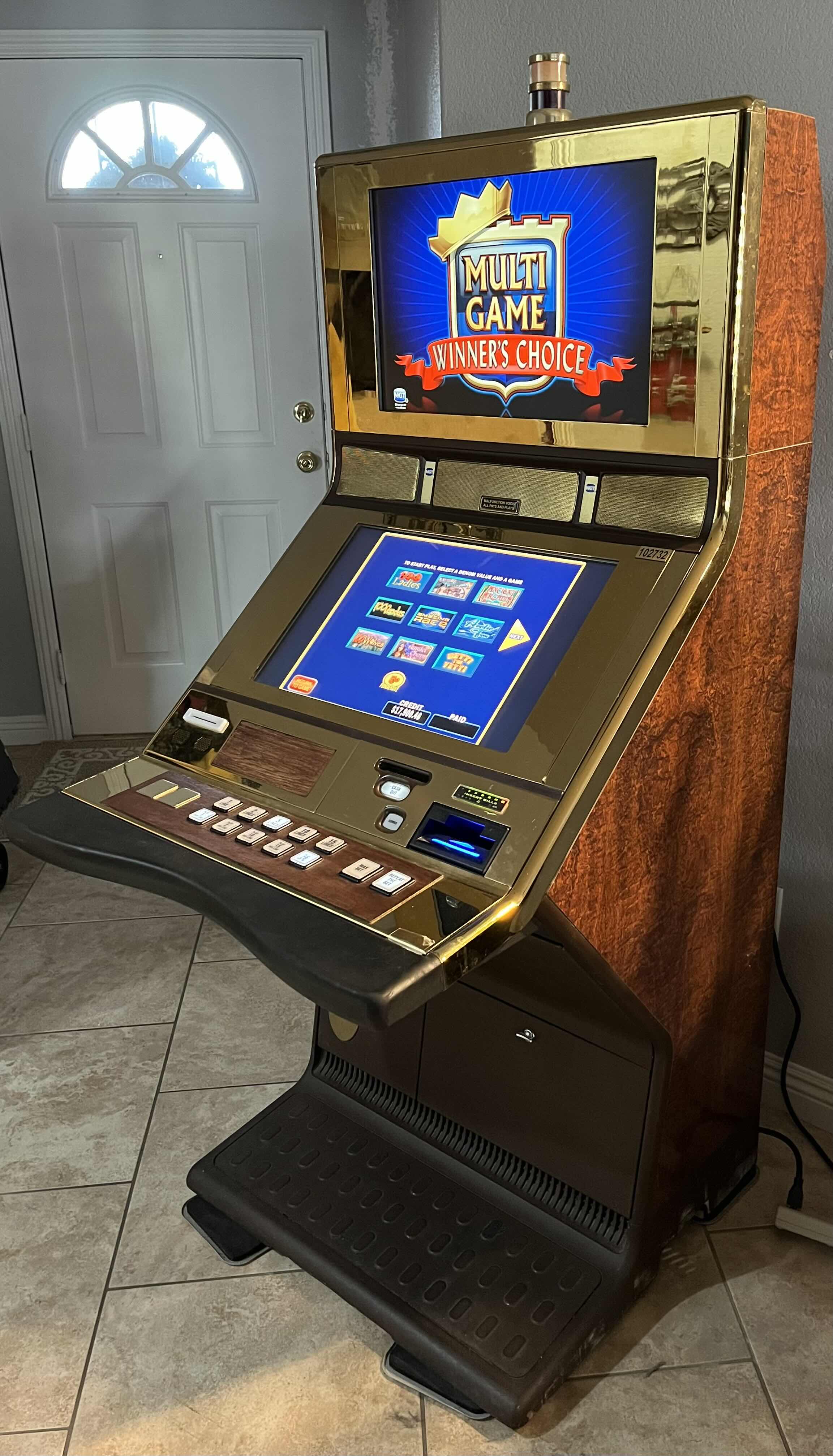 Photo 1 of IGT MULTI GAME WINNERS CHOICE CASINO GAMING MACHINE MODEL 96499417 (READ NOTES)