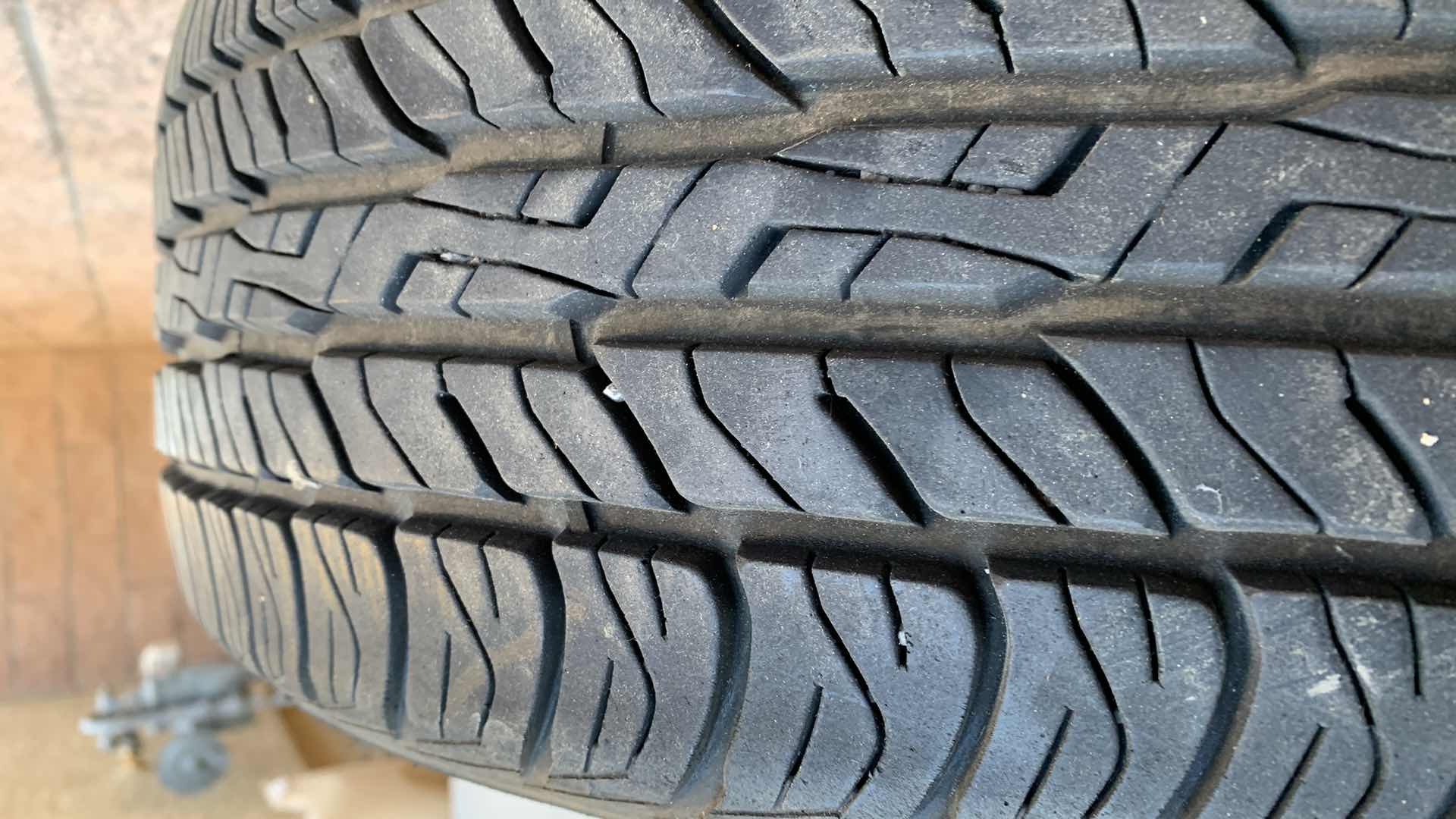 Photo 3 of DUNLOP SIGNATURE II TIRES 215/60R17