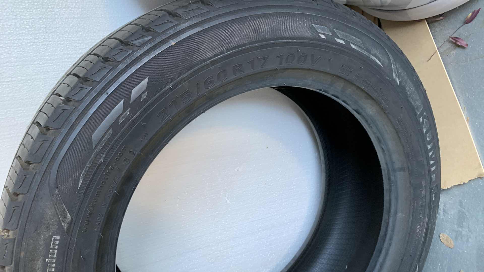Photo 1 of KUHMO CRUGEN PREMIUM 215/60 R 17 TIRE