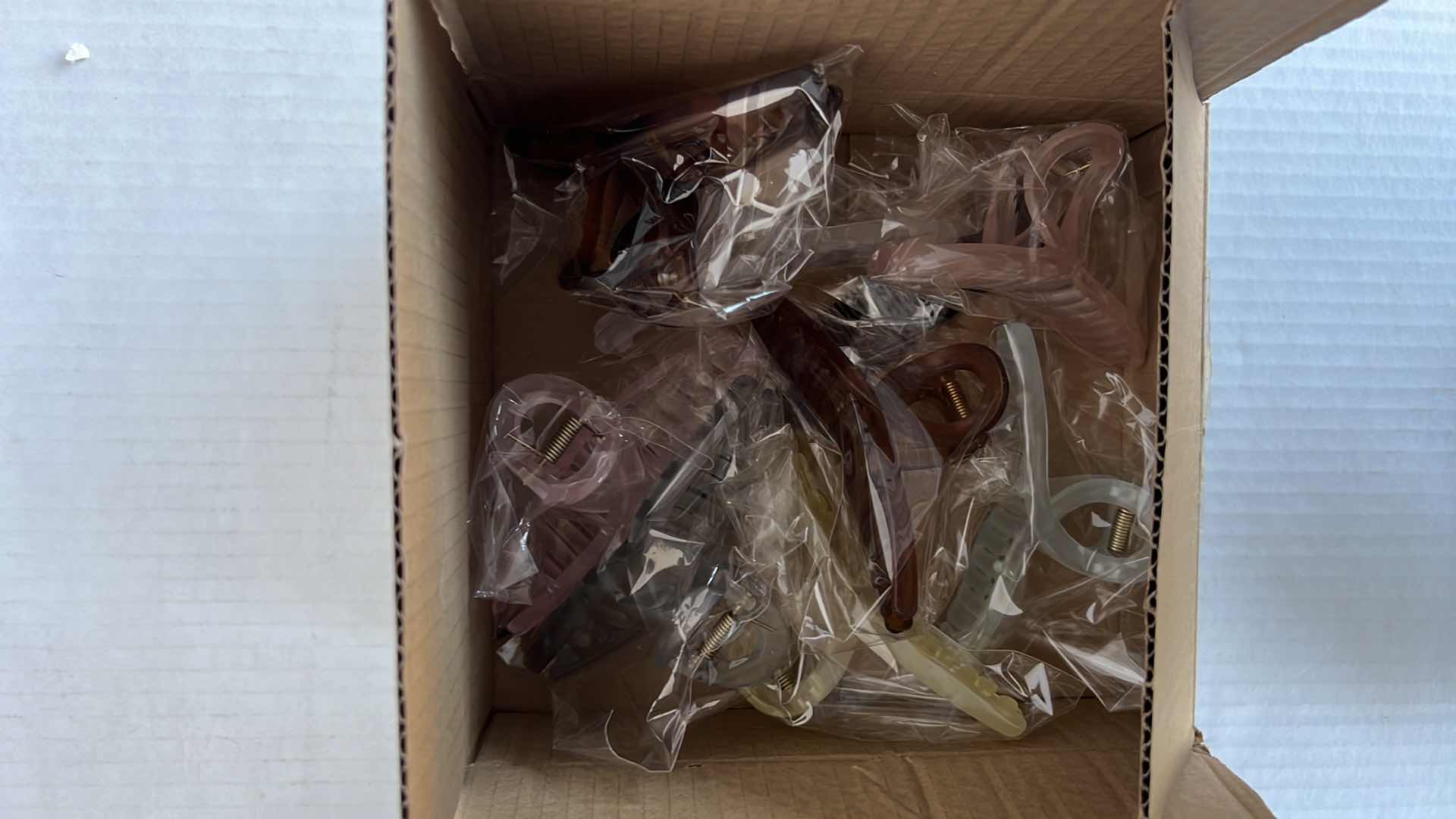 Photo 3 of 9- SWEATERS AND HAIR CLIPS