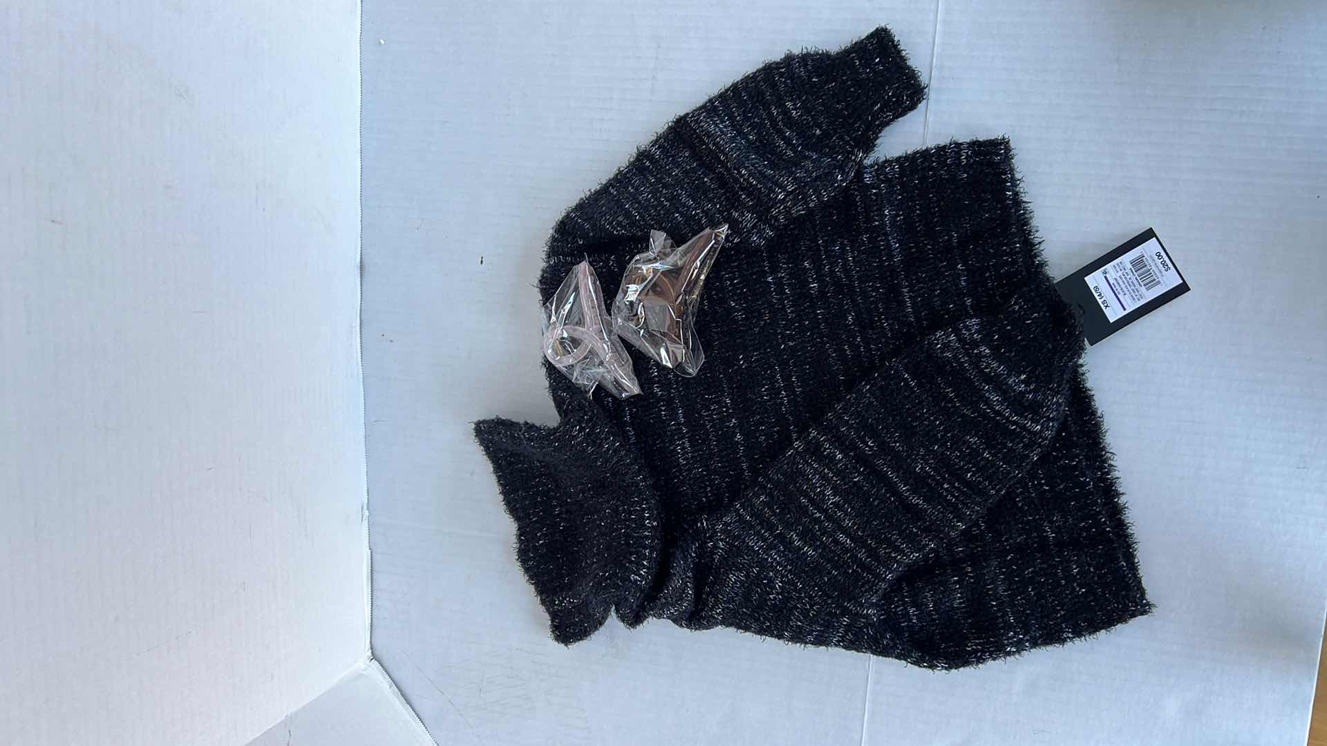 Photo 1 of 9- SWEATERS AND HAIR CLIPS