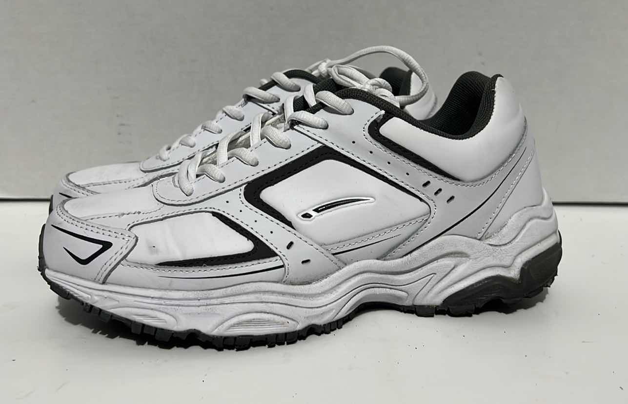 Photo 1 of LA GEAR MEMORY FOAM SHOES SIZE 7