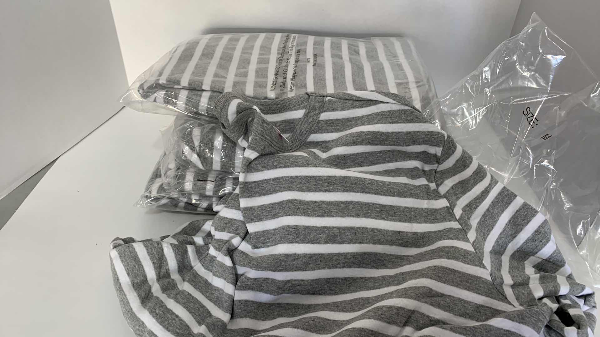 Photo 1 of 5-MENS SLEEPWEAR 100% COTTON SETS SIZE MEDIUM