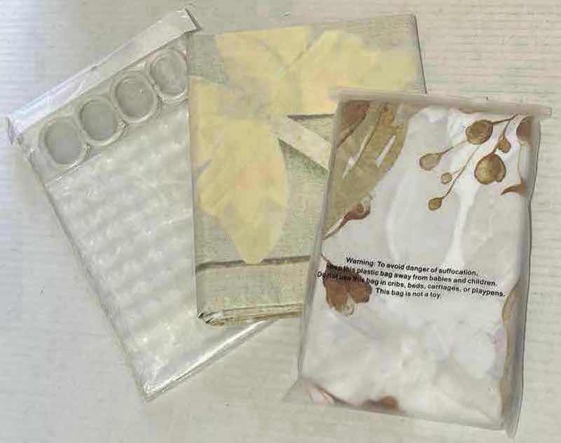 Photo 2 of BATHROOM ACCESSORIES: SCALE, SHOWER CURTAINS, LINER, BATH MAT, TOWEL BAR