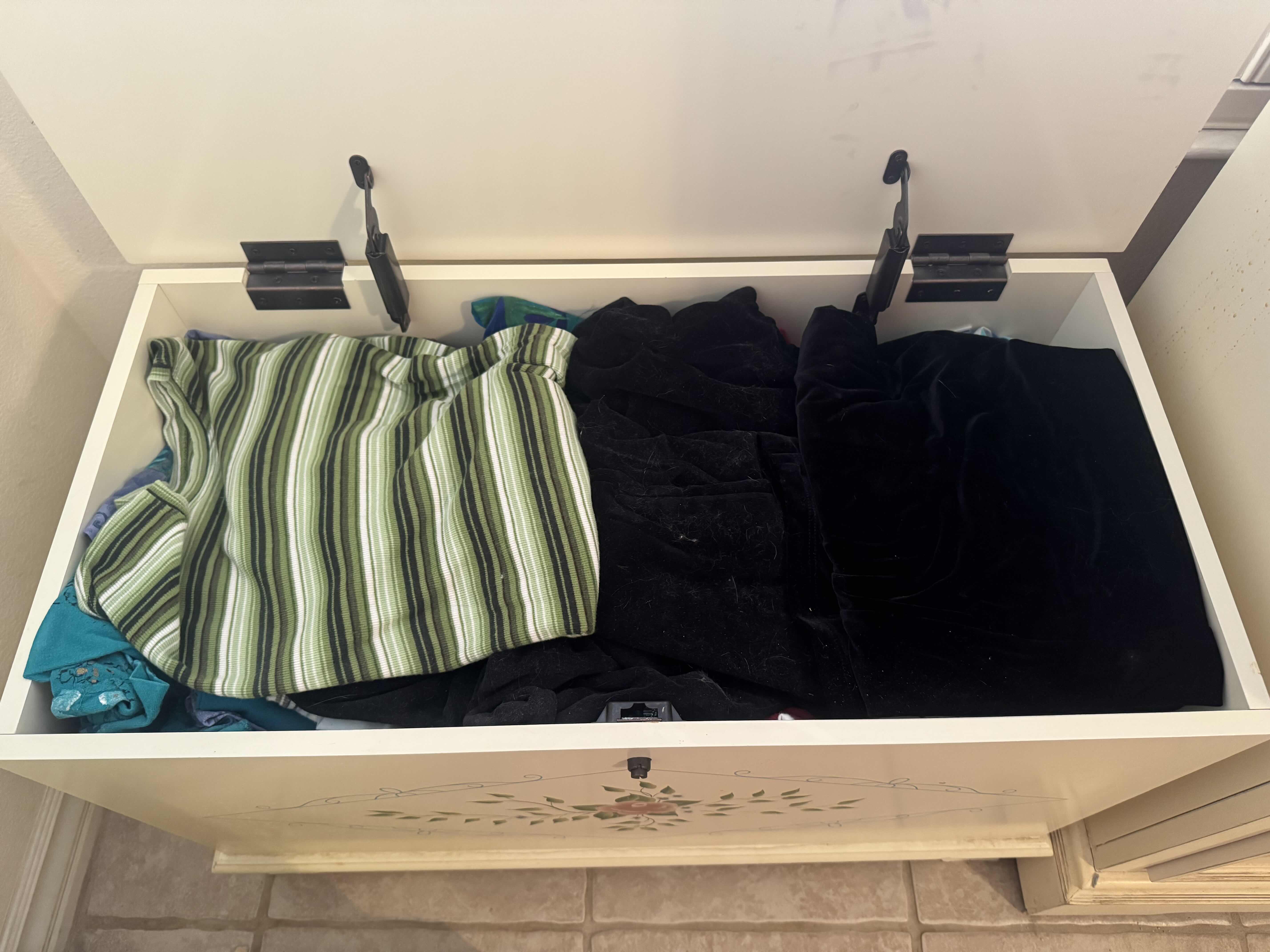 Photo 1 of CHEST OF WOMENS CLOTHING SIZE 2XL-4XL