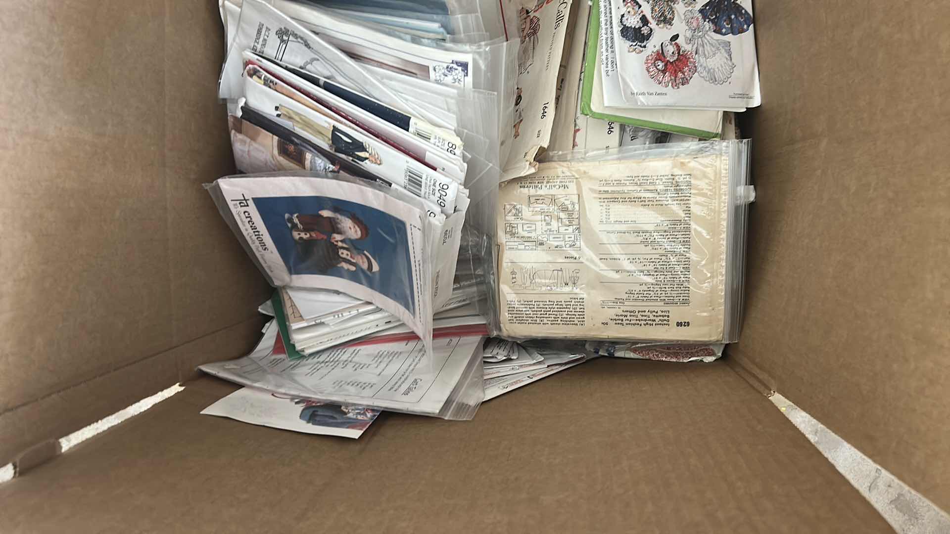 Photo 1 of CONTENTS OF BOX SIMPLICITY PATTERNS