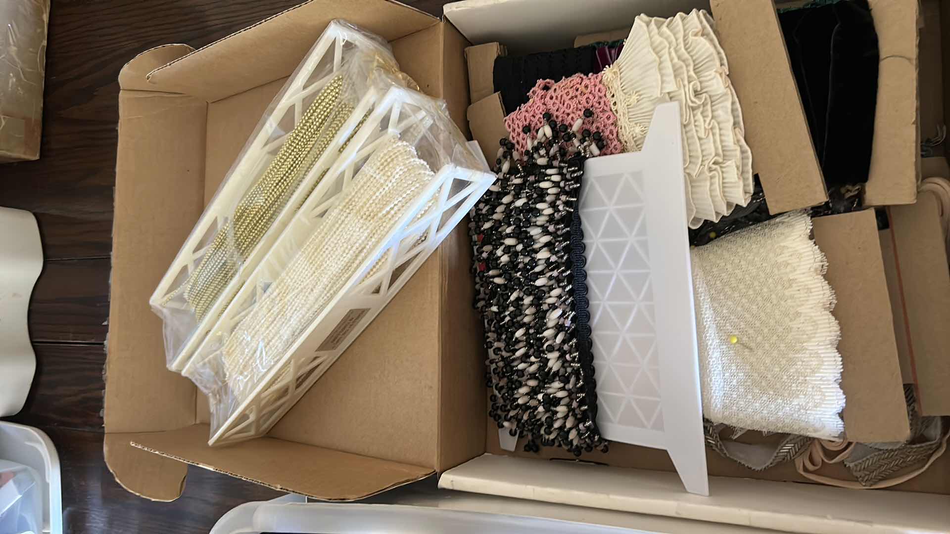 Photo 1 of 1- PLASTIC CONTAINER TAFFETA VELVET PEARLS BY TH YARD