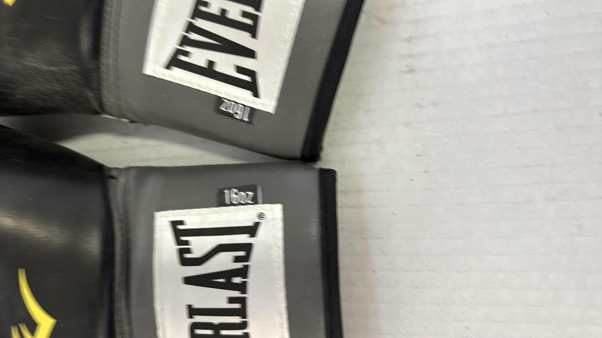 Photo 1 of EVERLAST 16OZ BOXING GLOVES