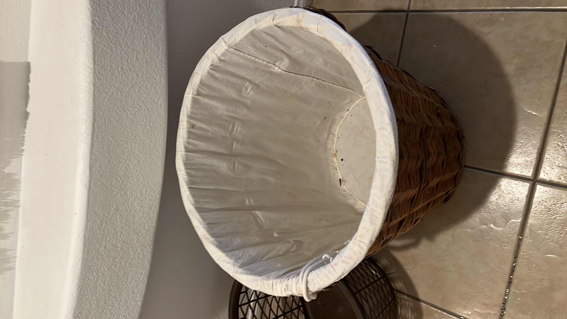 Photo 1 of 21" ROUND WICKER LAUNDRY BASKET W LID H24", BROWN PLASTIC LAUNDRY BASKET