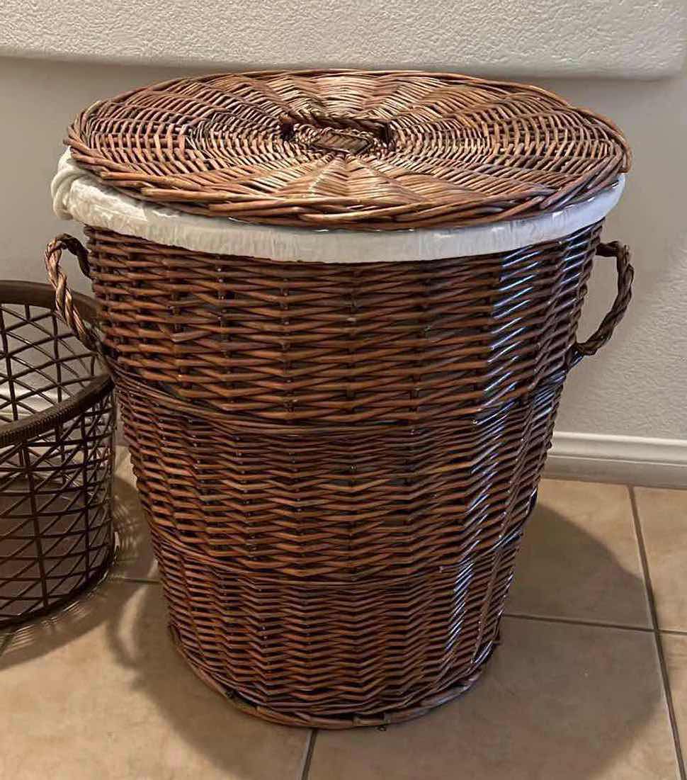 Photo 1 of 21" ROUND WICKER LAUNDRY BASKET W LID H24", BROWN PLASTIC LAUNDRY BASKET