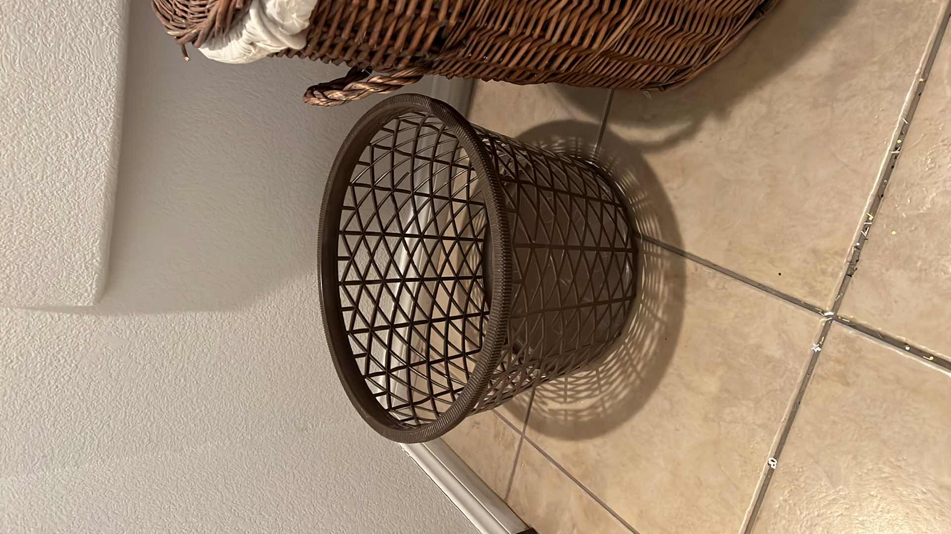 Photo 1 of 21" ROUND WICKER LAUNDRY BASKET W LID H24", BROWN PLASTIC LAUNDRY BASKET