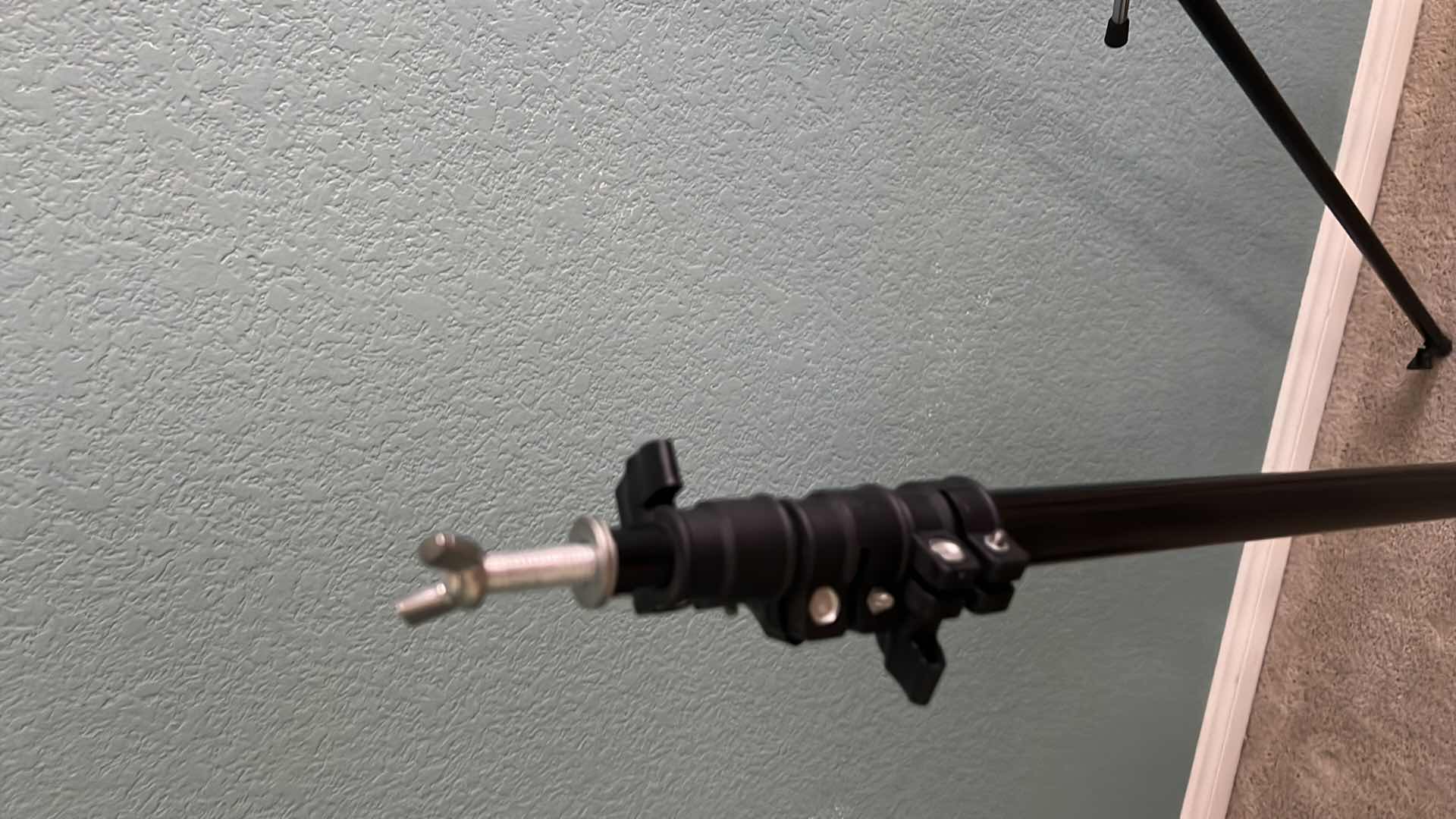 Photo 1 of 3-TRIPODS (KAEZI)