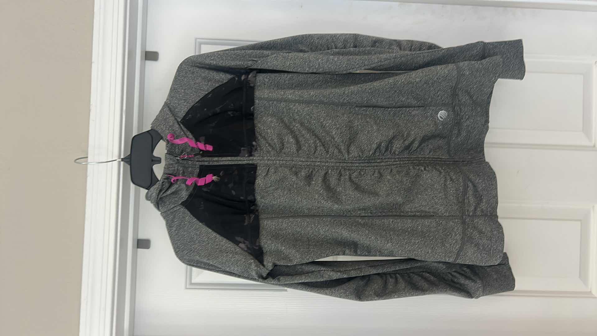 Photo 1 of 4 - WOMENS ATHLETIC WEAR ZIP LONG SLEEVE JACKET/TOPS SIZE MEDIUM