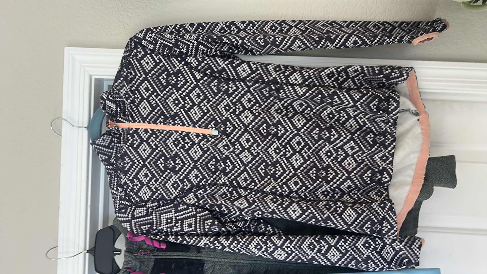 Photo 1 of 4 - WOMENS ATHLETIC WEAR ZIP LONG SLEEVE JACKET/TOPS SIZE MEDIUM