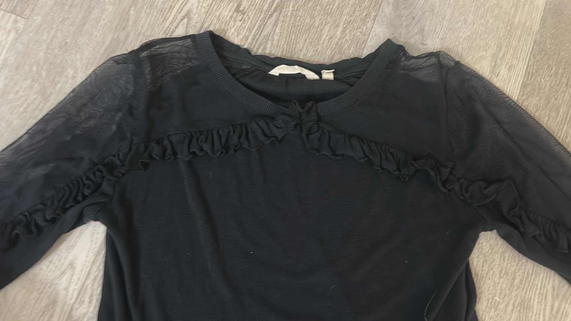 Photo 1 of 7 - WOMENS CLOTHING- 3 PAIRS IF PANTS AND 4 TOPS (MOSTLY MEDIUM)