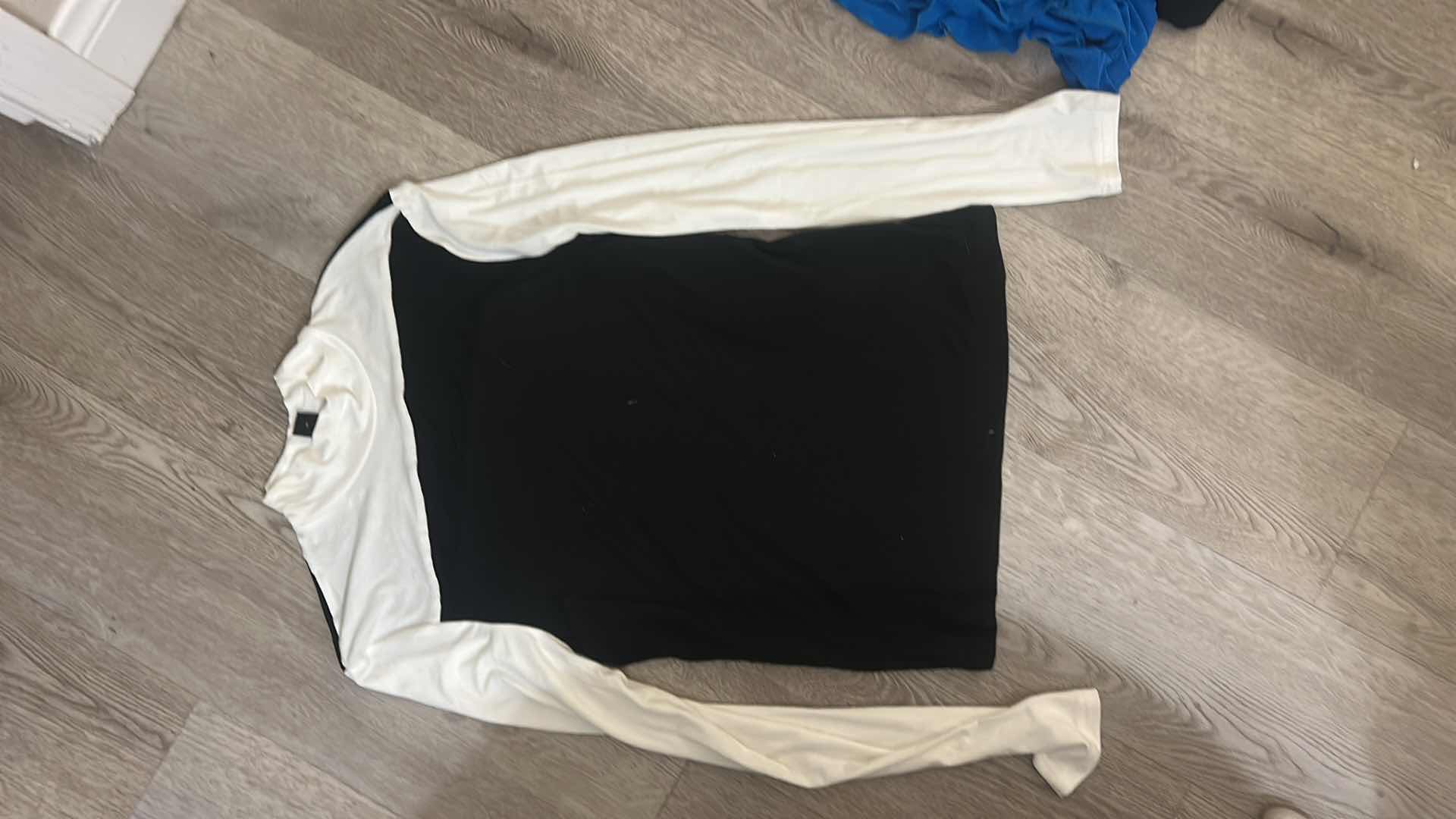 Photo 1 of 7 - WOMENS CLOTHING- 3 PAIRS IF PANTS AND 4 TOPS (MOSTLY MEDIUM)