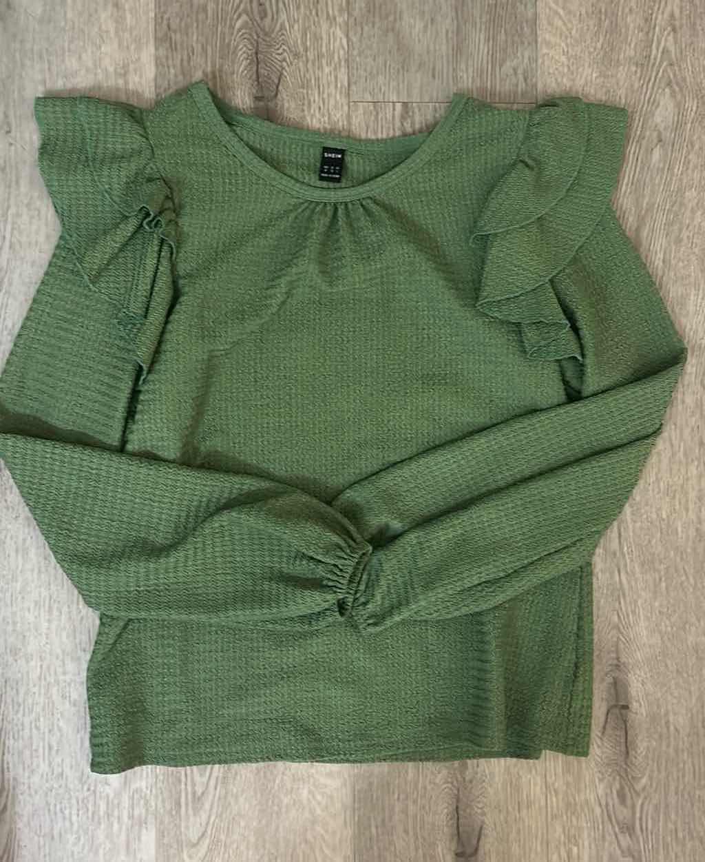 Photo 1 of 7 - WOMENS CLOTHING- 3 PAIRS IF PANTS AND 4 TOPS (MOSTLY MEDIUM)