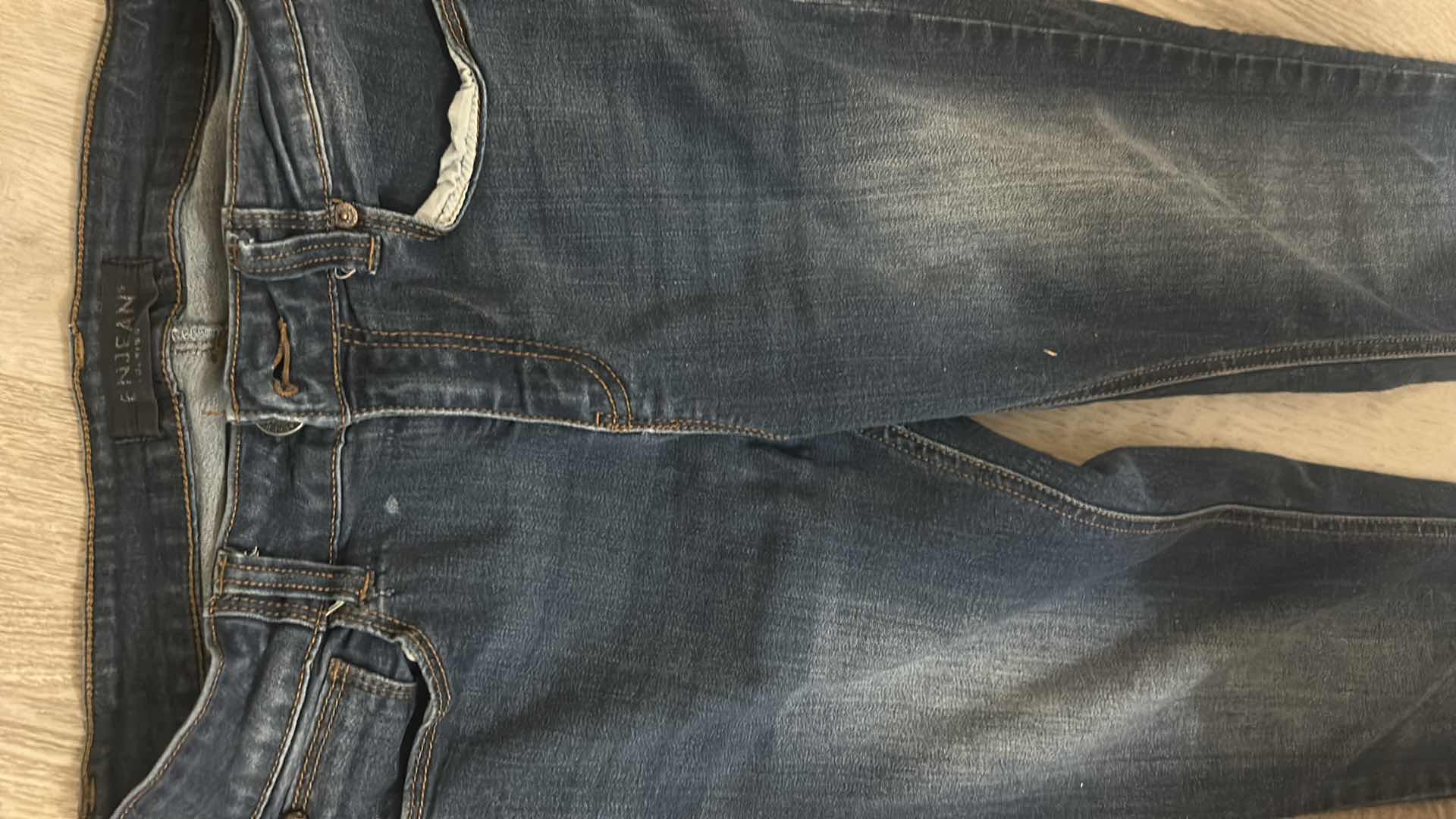 Photo 1 of 7 - WOMENS CLOTHING- 3 PAIRS IF PANTS AND 4 TOPS (MOSTLY MEDIUM)