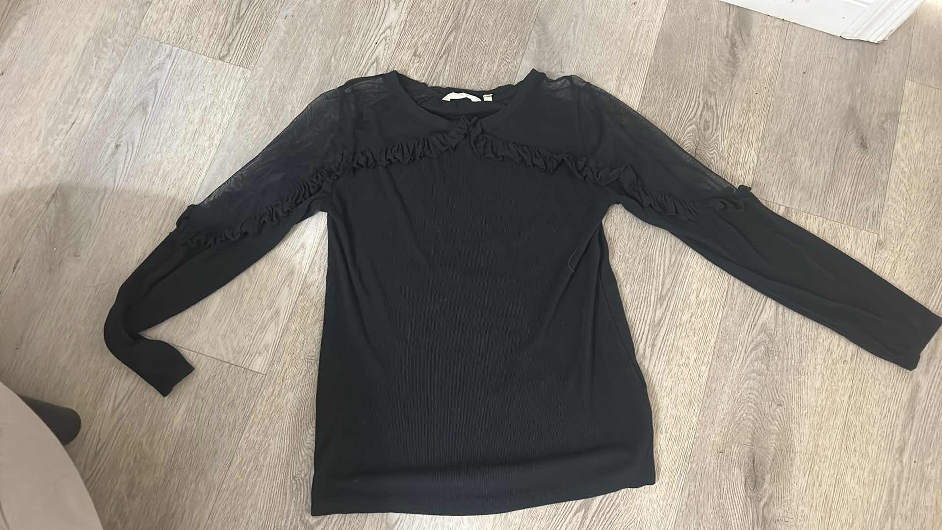 Photo 1 of 7 - WOMENS CLOTHING- 3 PAIRS IF PANTS AND 4 TOPS (MOSTLY MEDIUM)