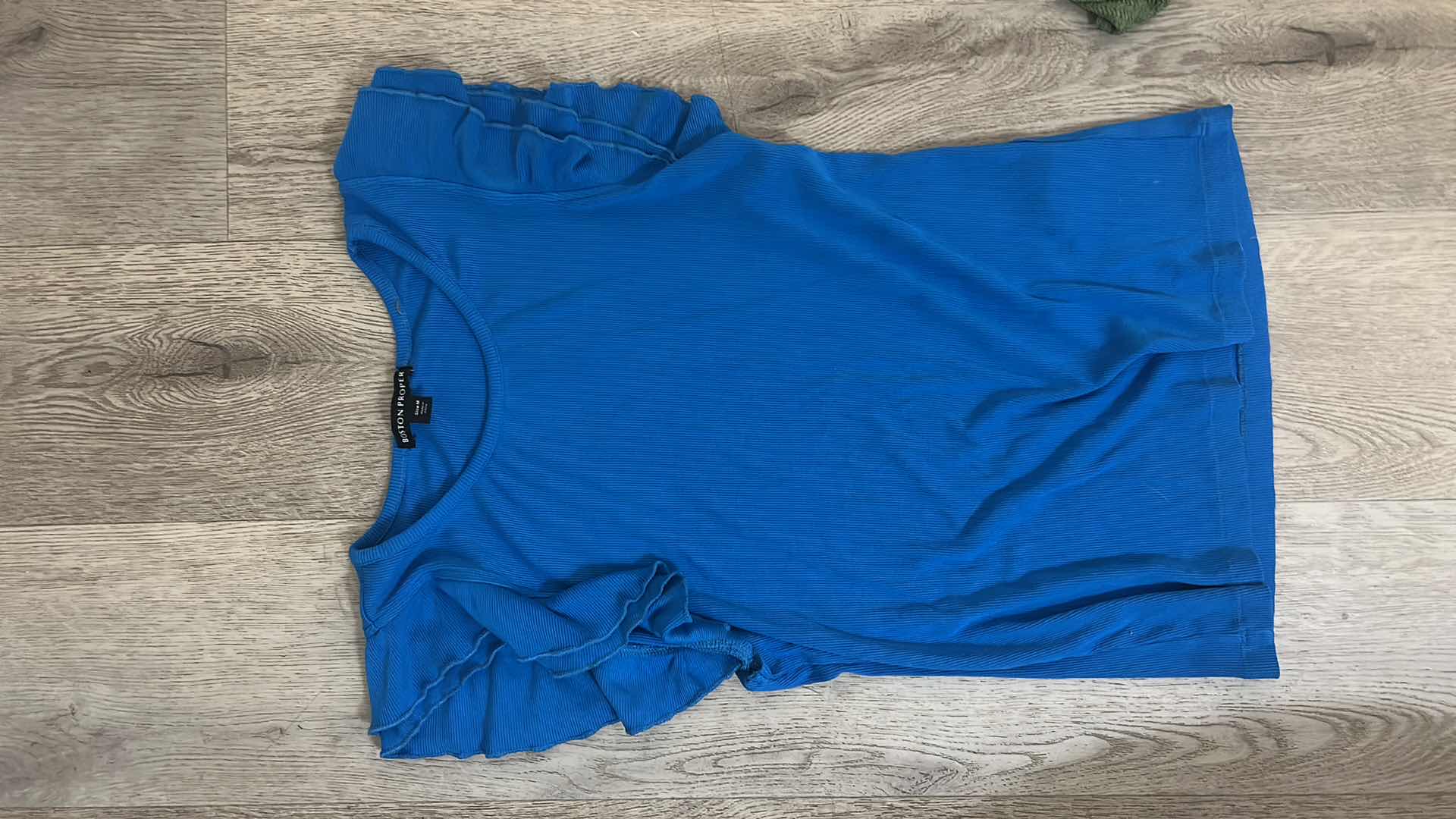 Photo 1 of 7 - WOMENS CLOTHING- 3 PAIRS IF PANTS AND 4 TOPS (MOSTLY MEDIUM)