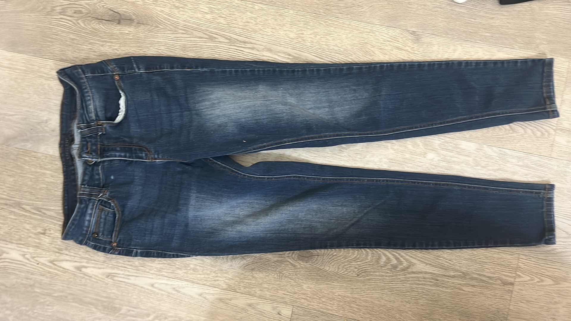 Photo 1 of 7 - WOMENS CLOTHING- 3 PAIRS IF PANTS AND 4 TOPS (MOSTLY MEDIUM)