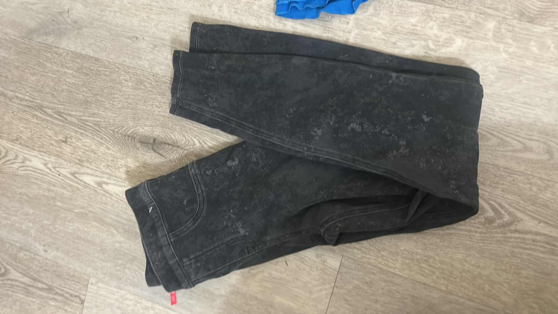 Photo 1 of 7 - WOMENS CLOTHING- 3 PAIRS IF PANTS AND 4 TOPS (MOSTLY MEDIUM)