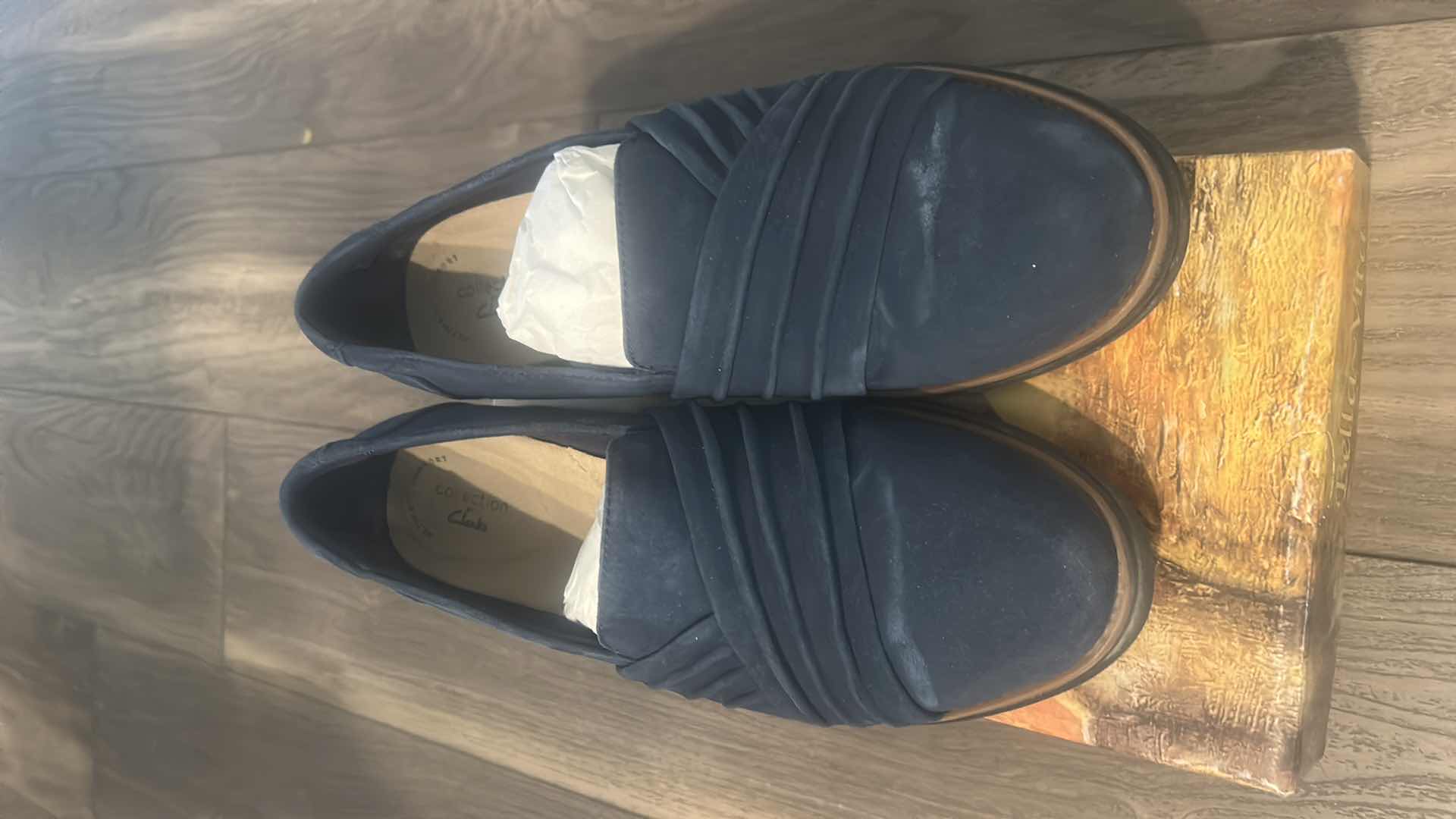 Photo 1 of WOMENS SHOES - CLARKS SIZE 9.5