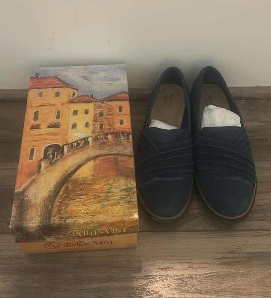 Photo 1 of WOMENS SHOES - CLARKS SIZE 9.5