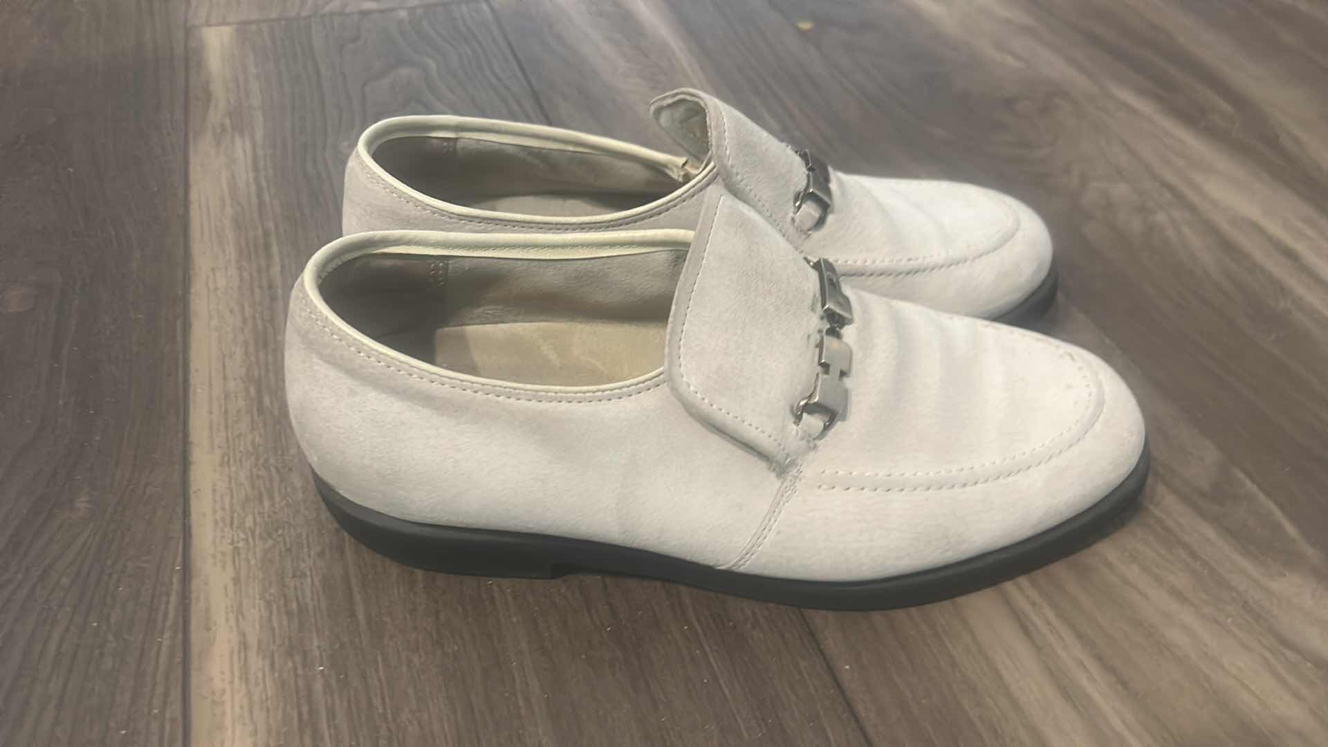 Photo 2 of WOMENS LEATHER SHOES SIZE 10