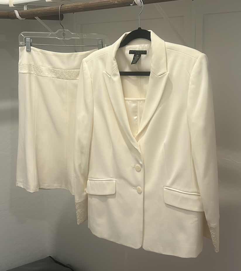 Photo 1 of WOMENSWEAR- 3 PC APOSTROPHE 14P