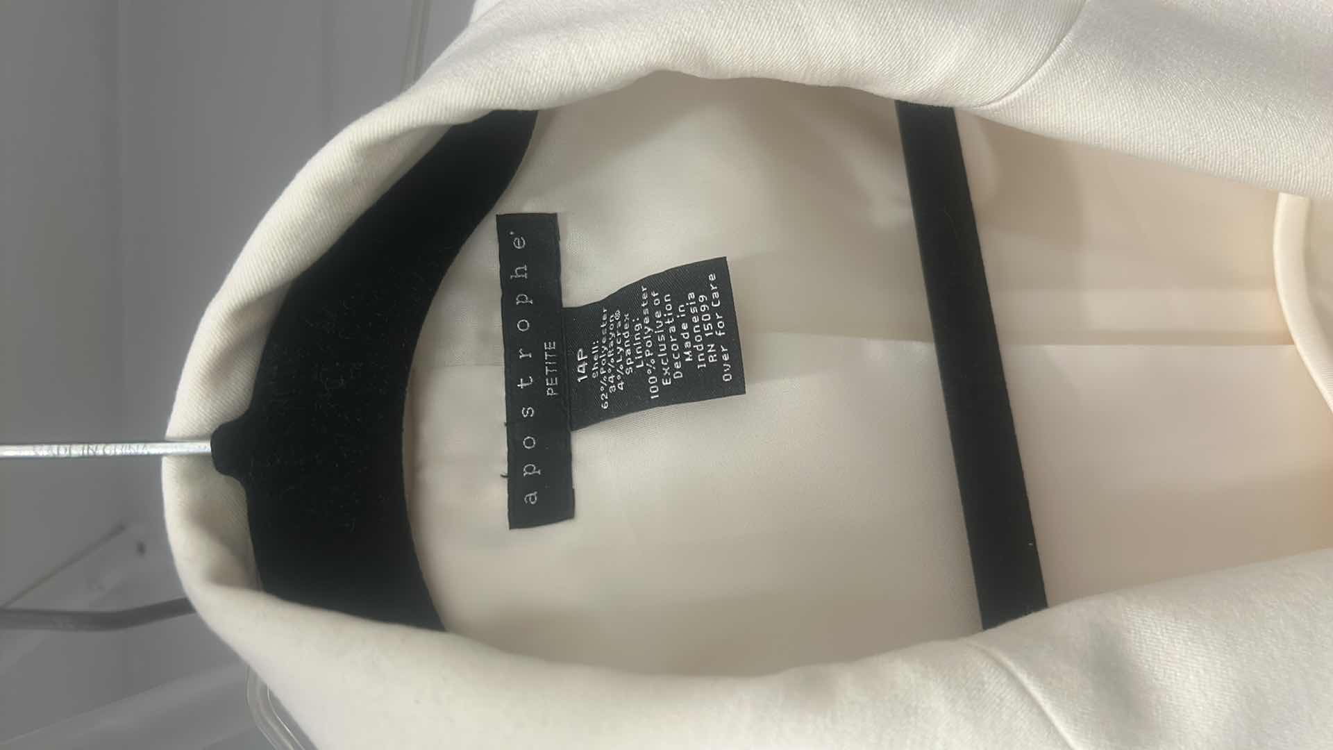 Photo 5 of WOMENSWEAR- 3 PC APOSTROPHE 14P