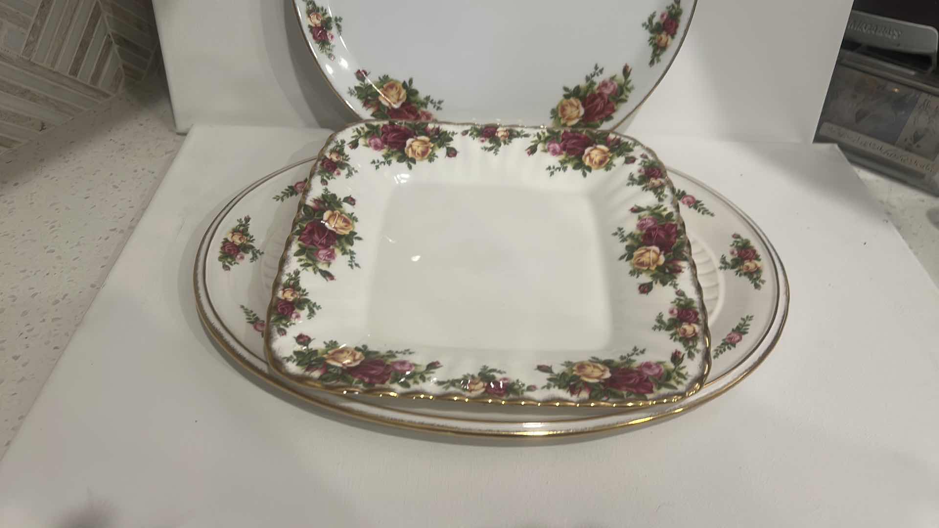 Photo 2 of 4 PIECE BONE CHINA - OLD COUNTRY ROSES ROYAL ALBERT
