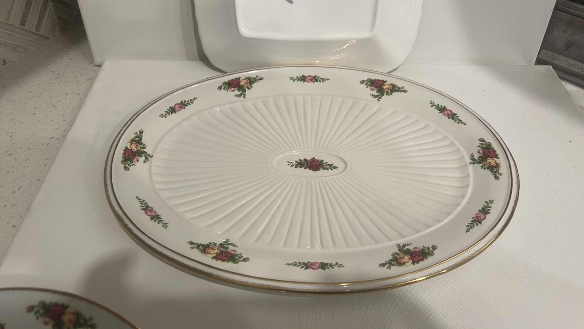 Photo 4 of 4 PIECE BONE CHINA - OLD COUNTRY ROSES ROYAL ALBERT