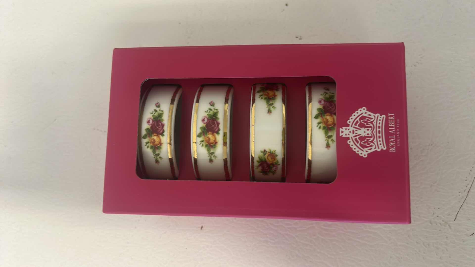 Photo 1 of NEW ROYAL ALBERT OLD COUNTRY ROSES NAPKIN RING