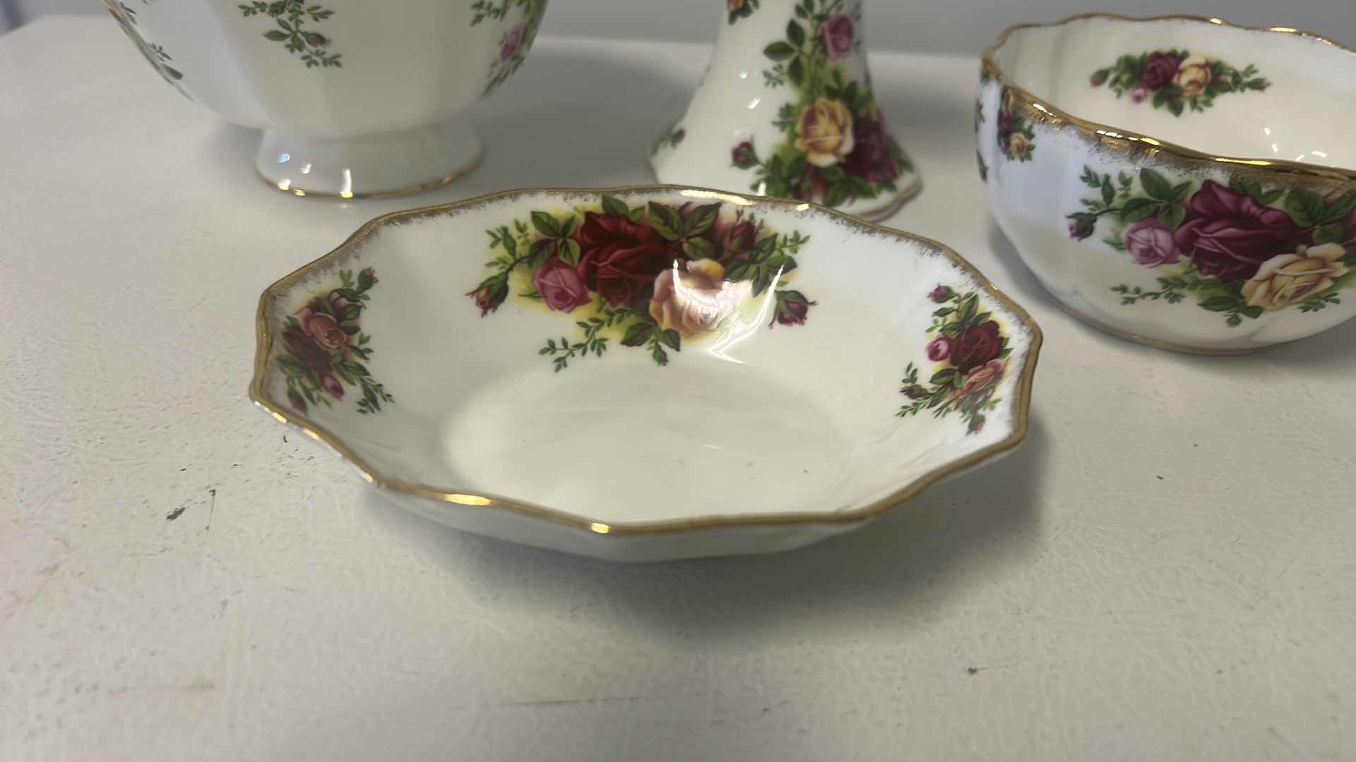 Photo 2 of 4 PIECE BONE CHINA - OLD COUNTRY ROSES ROYAL ALBERT