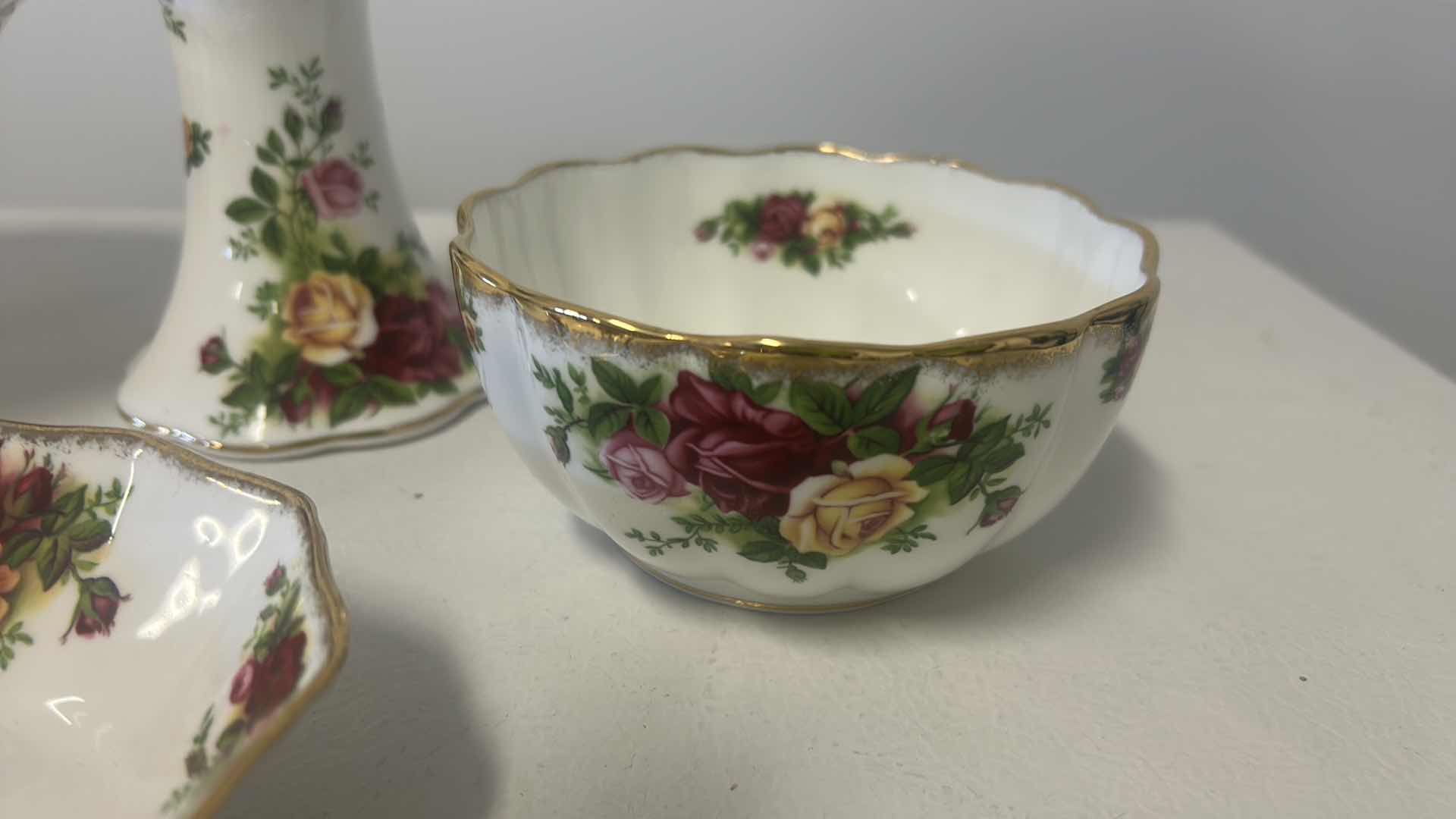 Photo 3 of 4 PIECE BONE CHINA - OLD COUNTRY ROSES ROYAL ALBERT